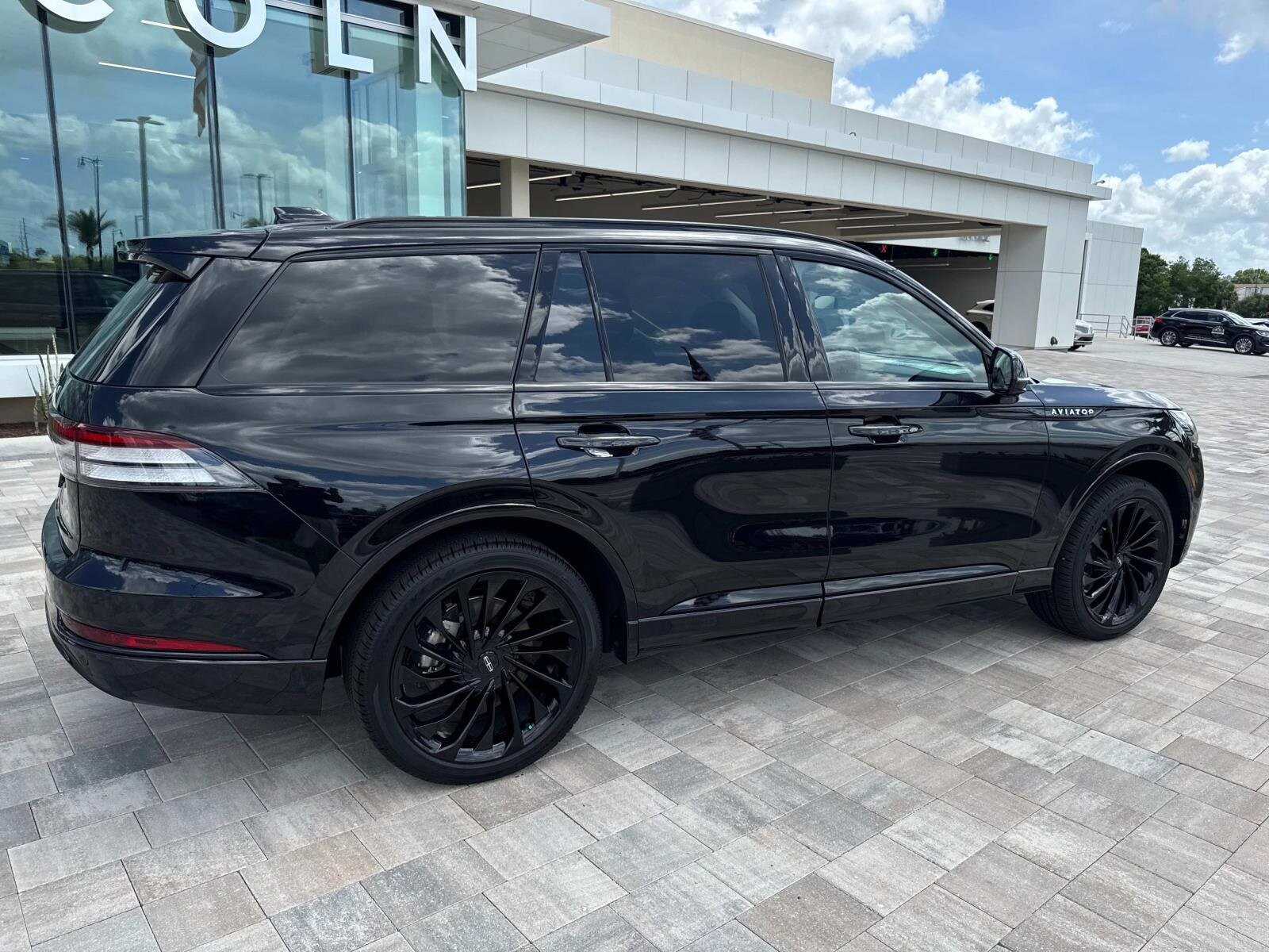 2025 Lincoln Aviator Reserve photo 2