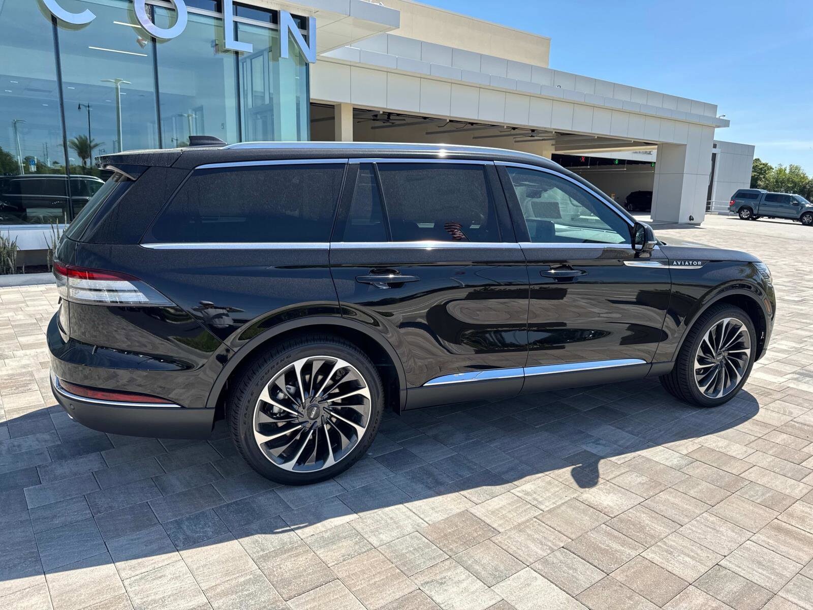 2025 Lincoln Aviator Reserve photo 2