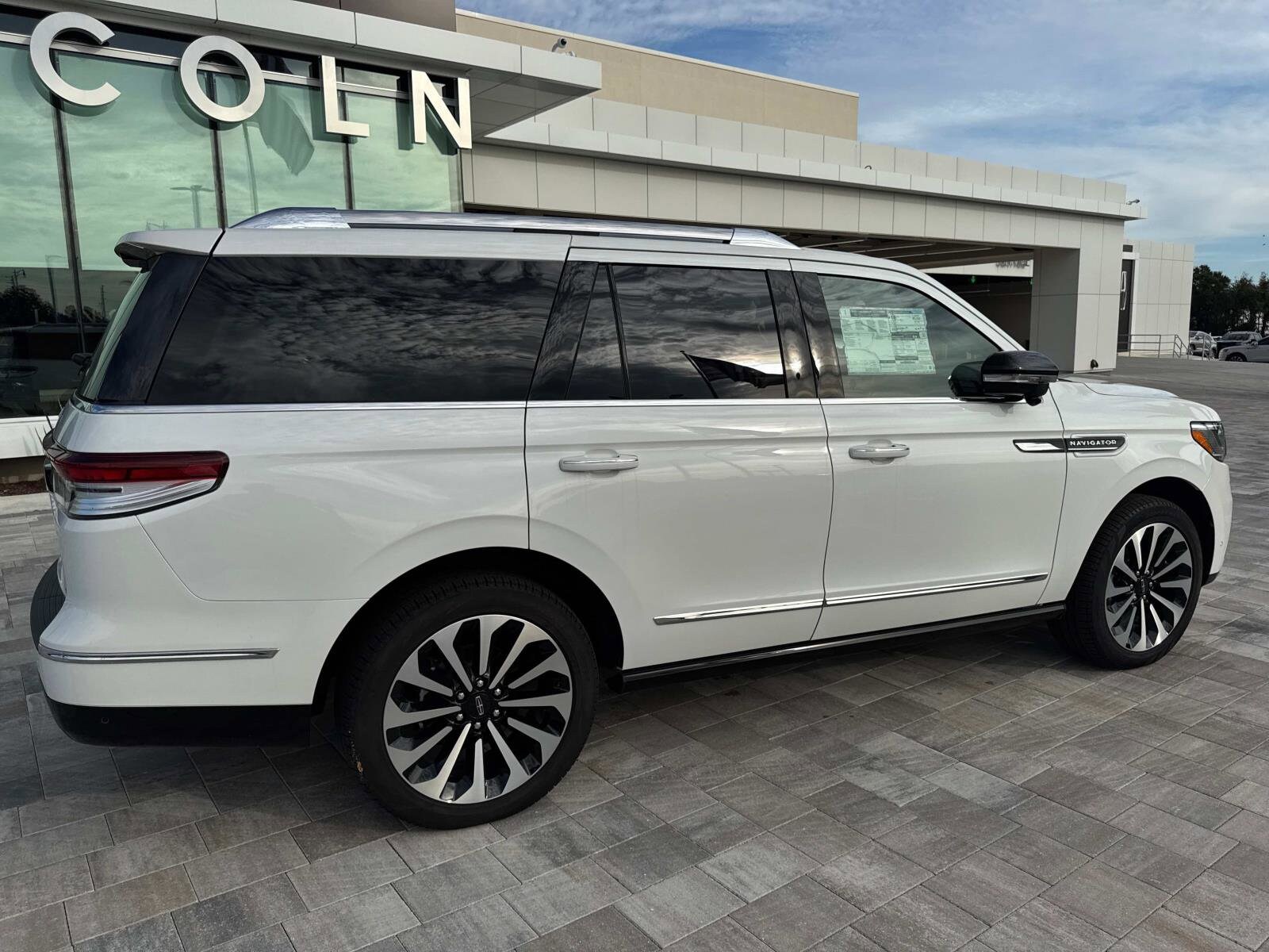2024 Lincoln Navigator Reserve photo 2