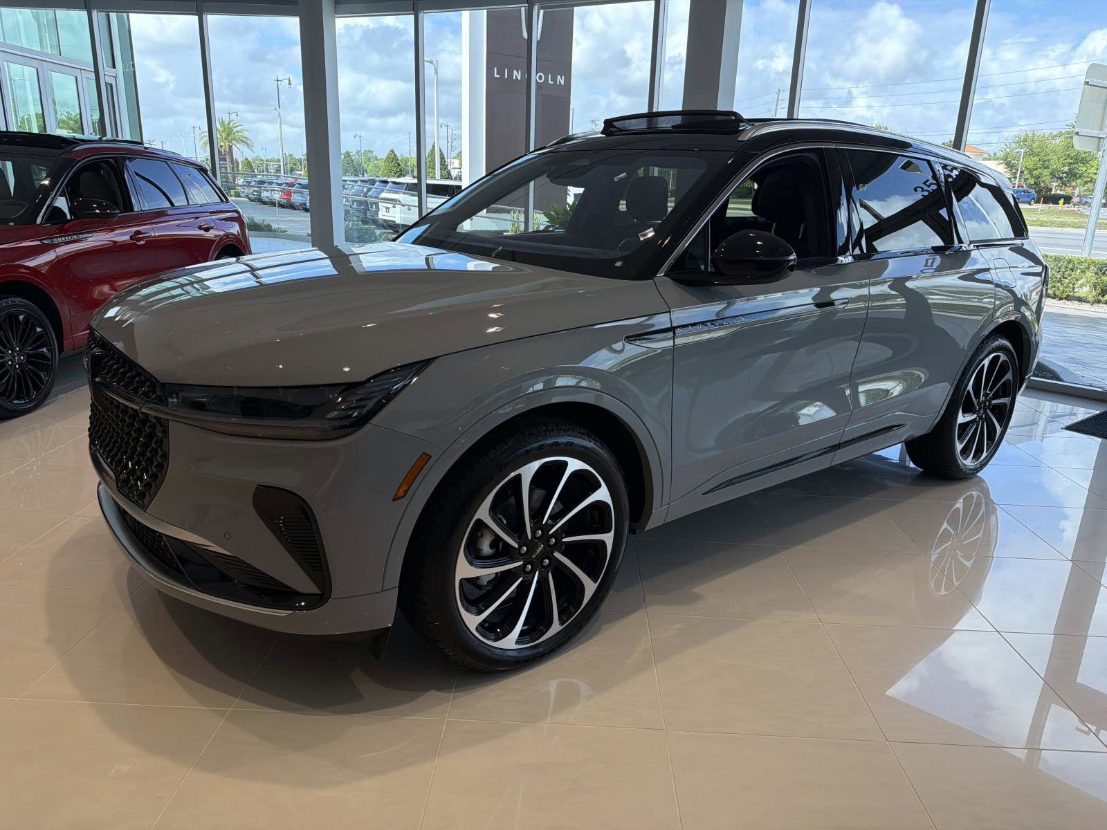 View vehicle photo 5