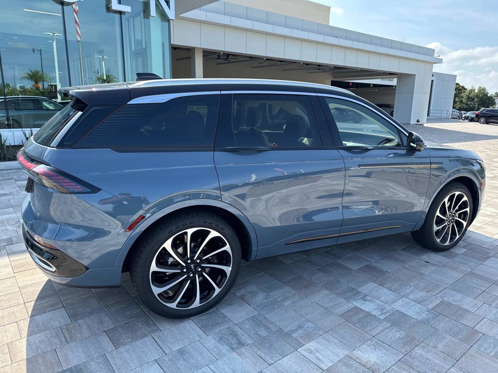 2025 Lincoln Nautilus Black Label photo 2