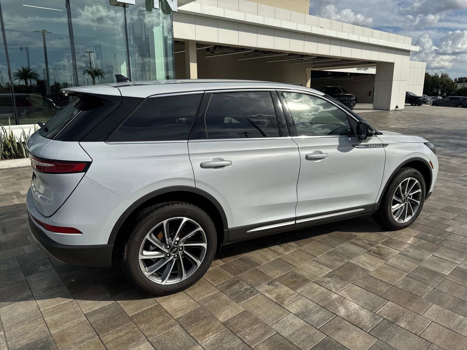 2025 Lincoln Corsair Premiere photo 2