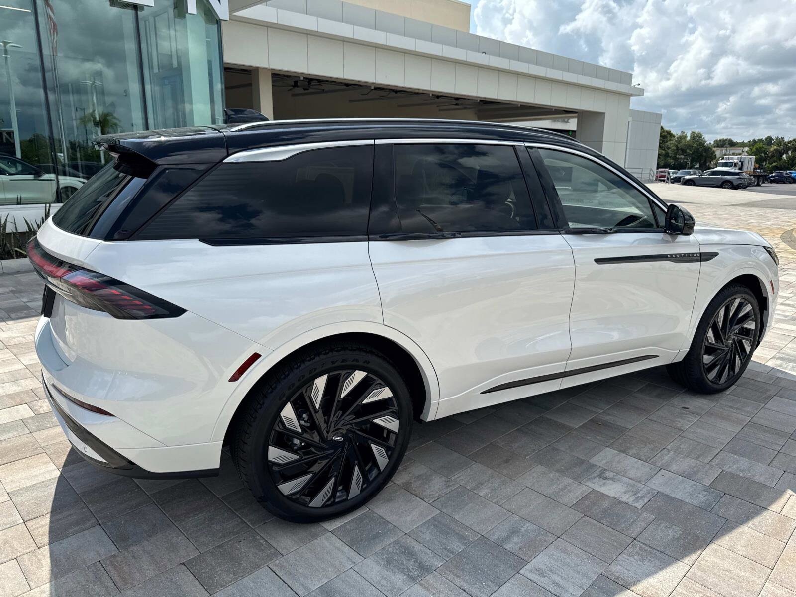 2025 Lincoln Nautilus Black Label photo 2
