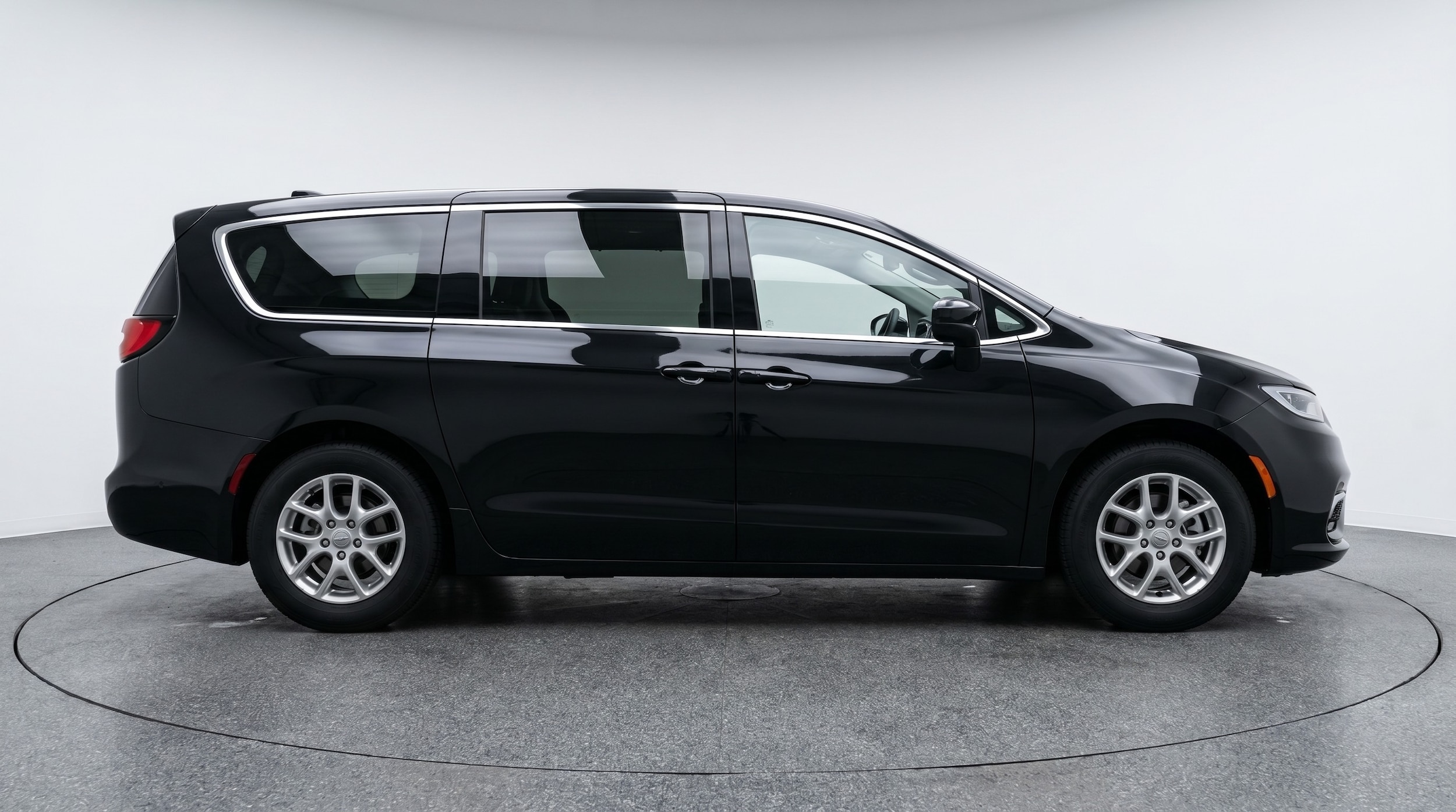 Thumbnail: 2024 Chrysler Voyager - 8