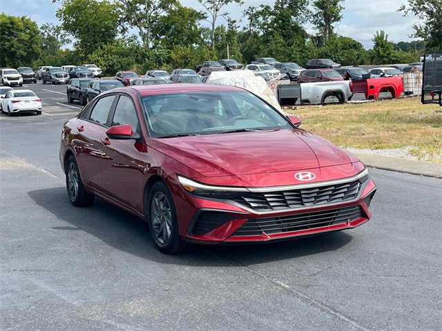 2024 Hyundai Elantra SEL photo 3