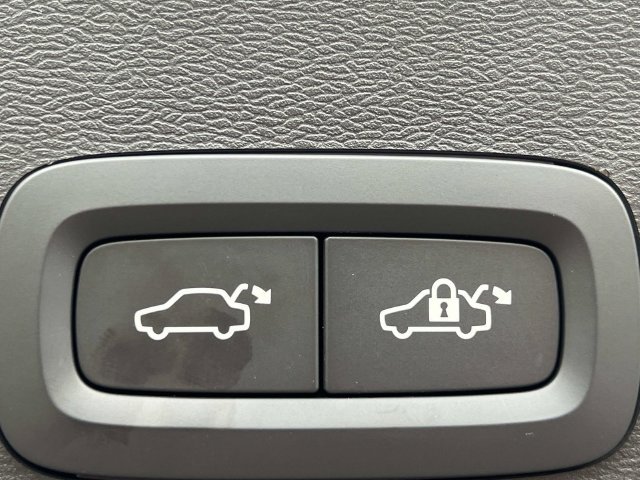 2023 Volvo XC40 Ultimate - Photo 11