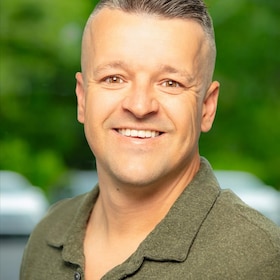 Staff member Tom from ID_cfb09aea24b0
