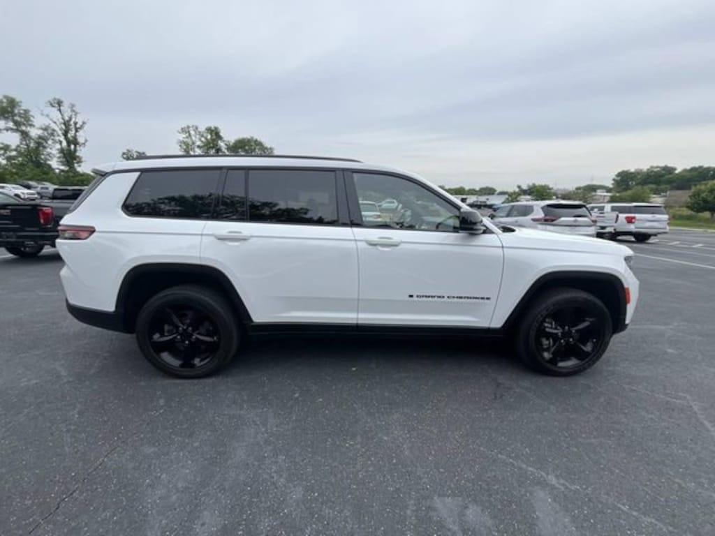 Used 2023 Jeep Grand Cherokee L Laredo SUV