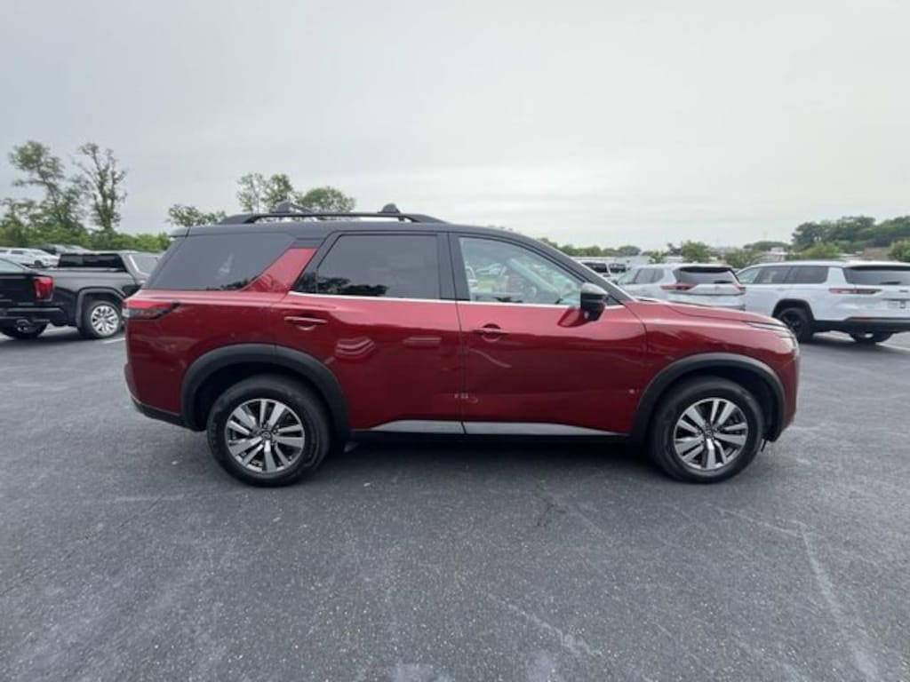 Used 2023 Nissan Pathfinder SL SUV