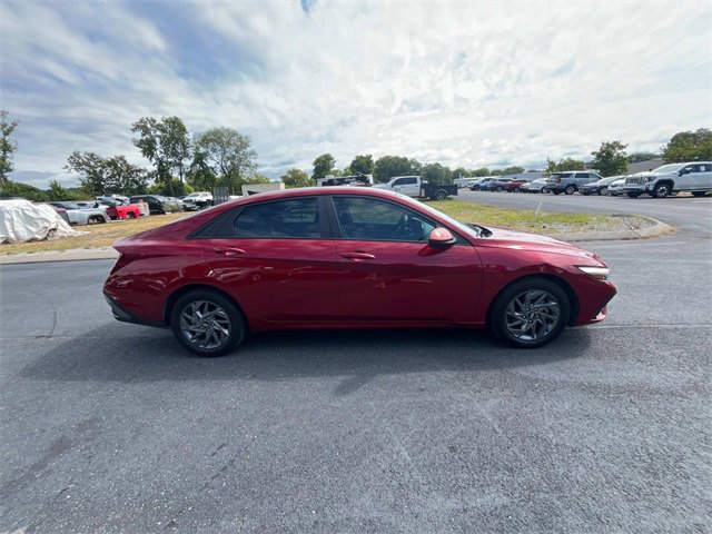 2024 Hyundai Elantra SEL photo 4