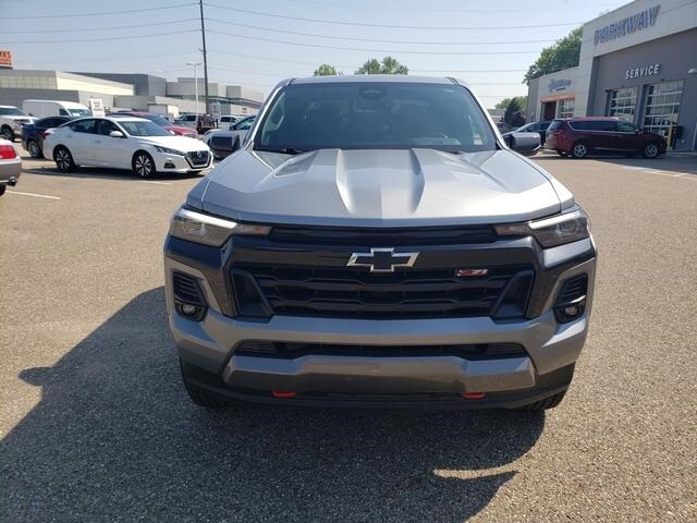 2025 Chevrolet Colorado Z71 photo 2