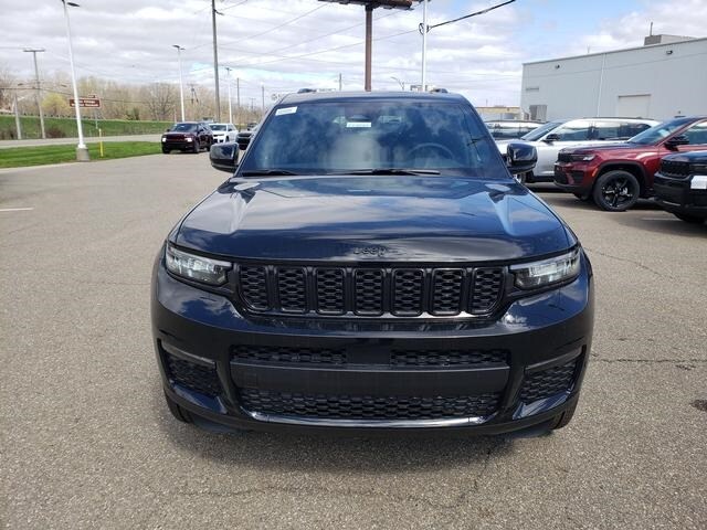 2025 Jeep Grand Cherokee Limited photo 3