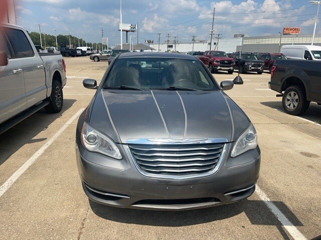 2011 Chrysler 200 Touring photo 3