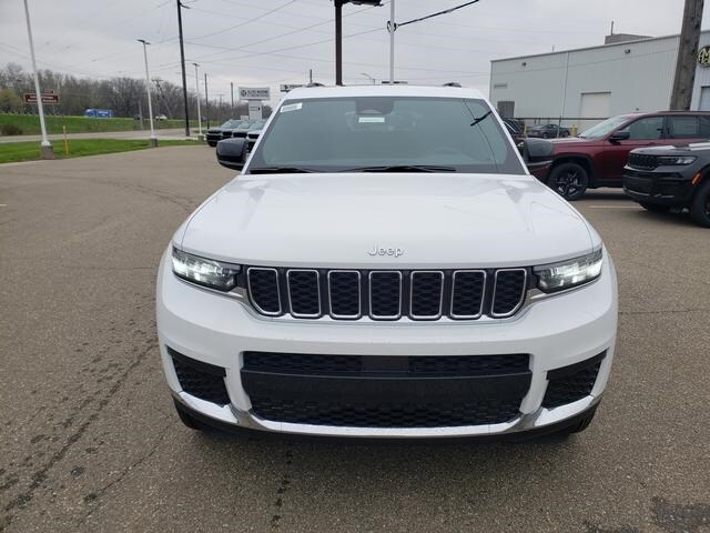2025 Jeep Grand Cherokee Laredo Sport photo 3