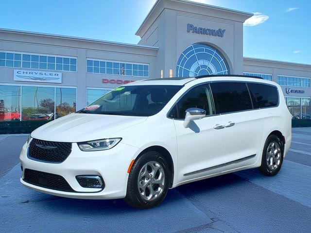2022 Chrysler Pacifica Limited's photo