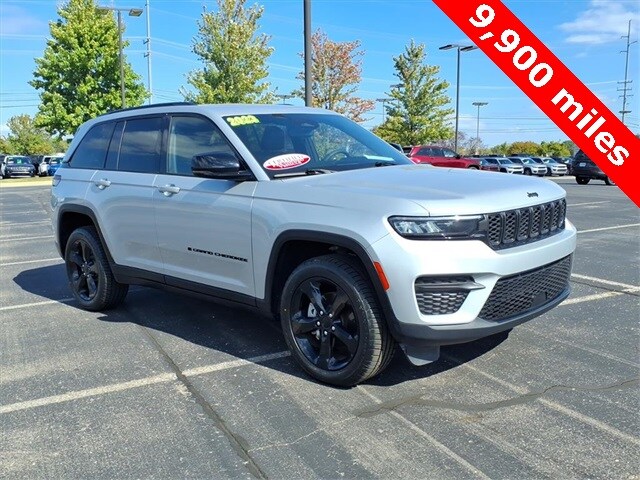 2023 Jeep Grand Cherokee Altitude photo 2