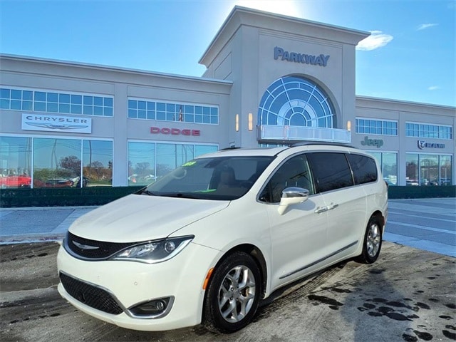 2019 Chrysler Pacifica Limited's photo
