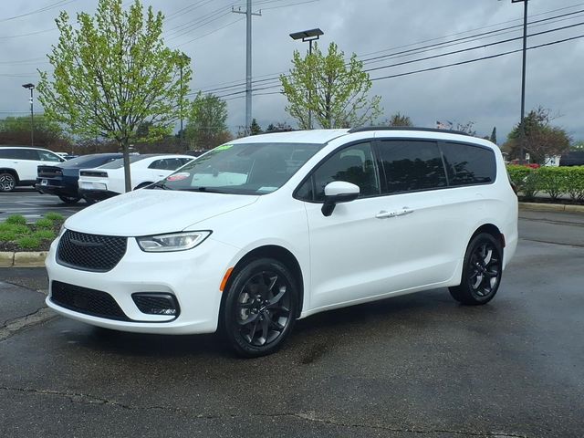 2023 Chrysler Pacifica Touring L AWD's photo