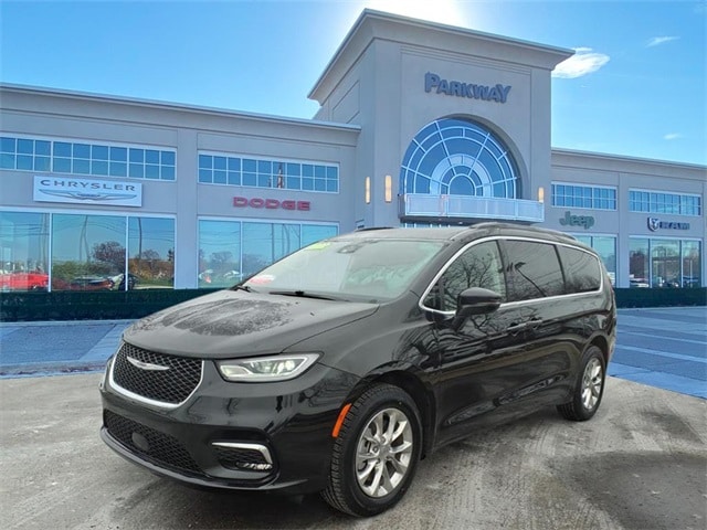 2022 Chrysler Pacifica Touring L's photo