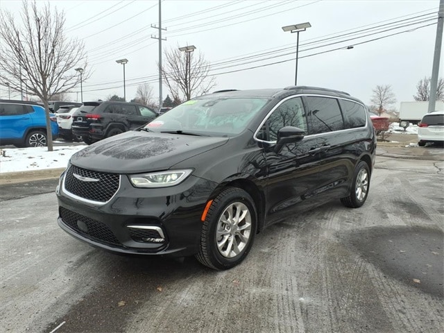 2022 Chrysler Pacifica Touring L's photo