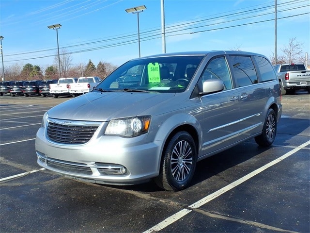 2014 Chrysler Town & Country S's photo