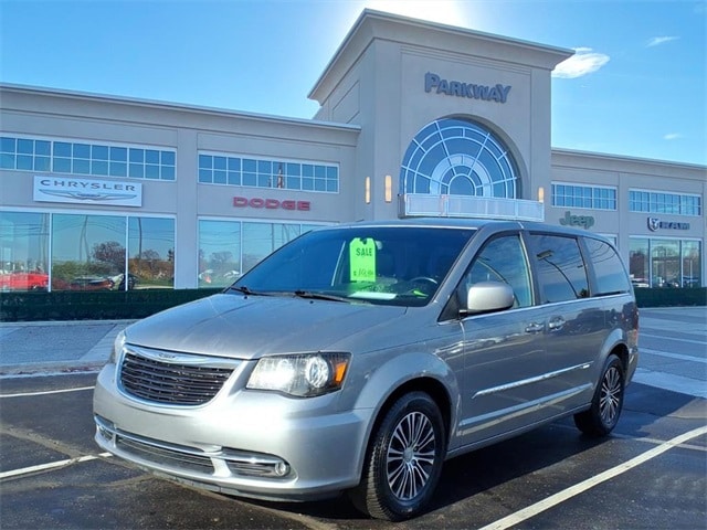 2014 Chrysler Town & Country S's photo