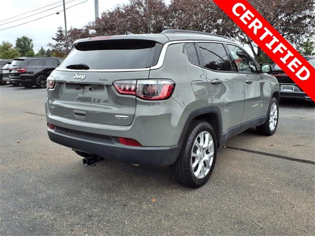 2023 Jeep Compass Latitude Lux photo 3