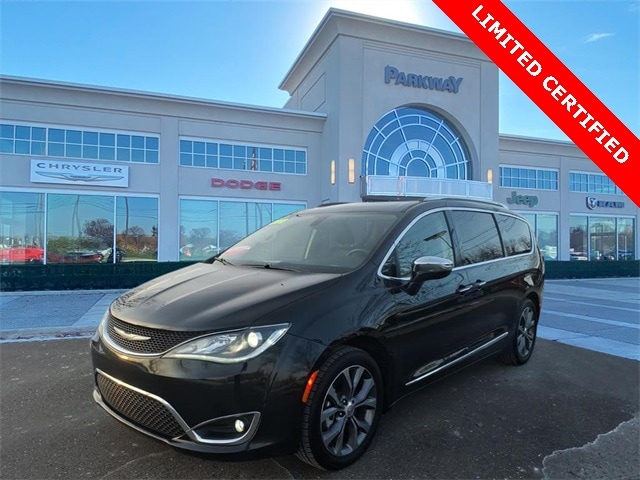 2018 Chrysler Pacifica Limited's photo