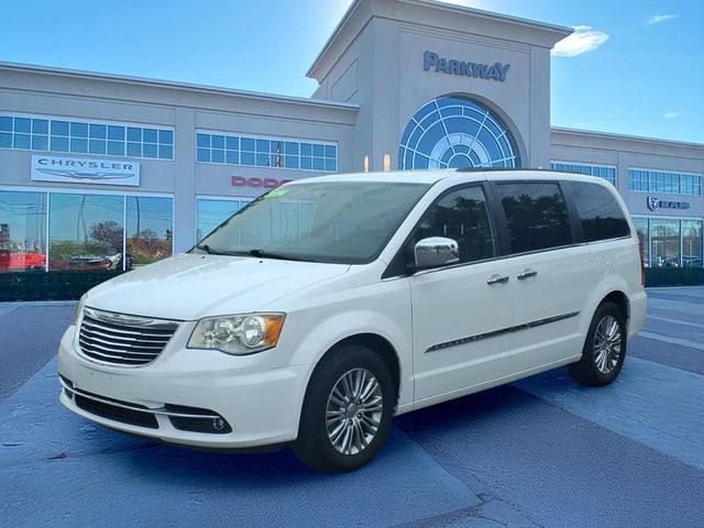 2014 Chrysler Town & Country Touring-L's photo