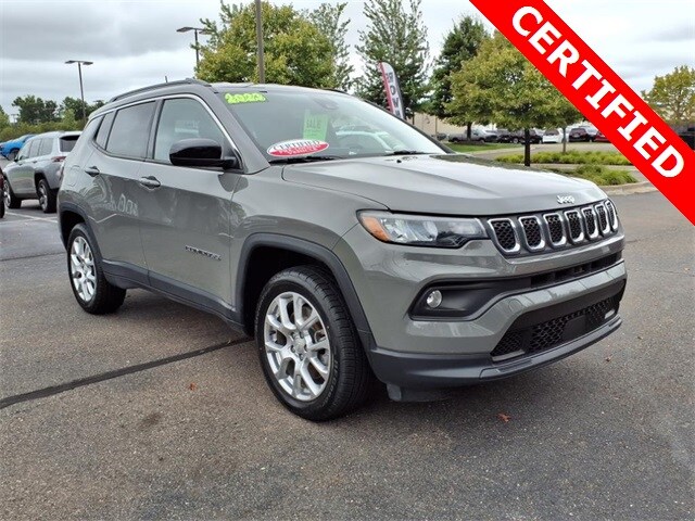 2023 Jeep Compass Latitude Lux photo 2