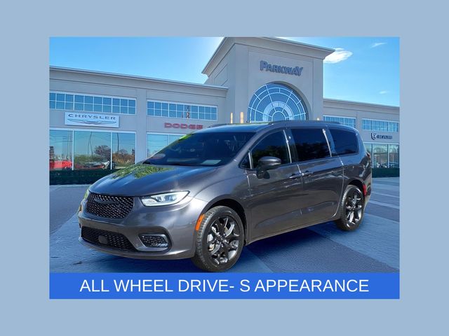2023 Chrysler Pacifica Touring L AWD's photo