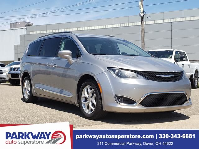 2017 Chrysler Pacifica Touring-L's photo