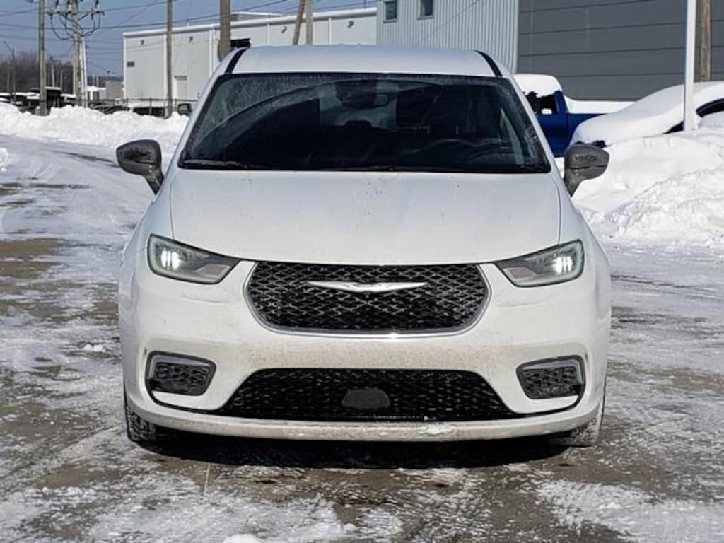 Used 2024 Chrysler Pacifica Touring L Minivan/Van