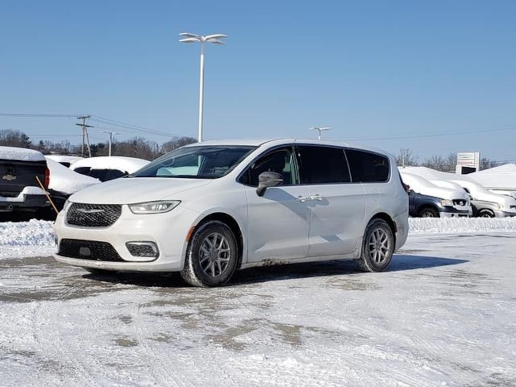 Used 2024 Chrysler Pacifica Touring L Minivan/Van