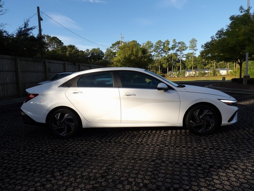2025 Hyundai Elantra SEL Convenience photo 2