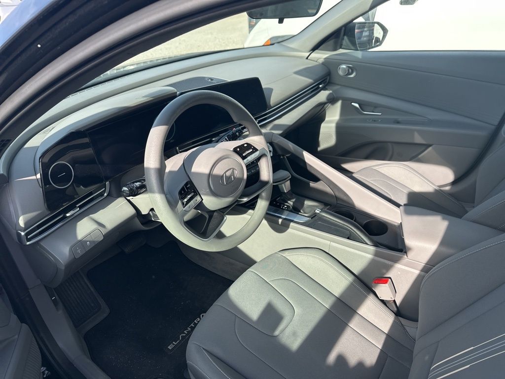 2024 Hyundai Elantra SEL photo 2
