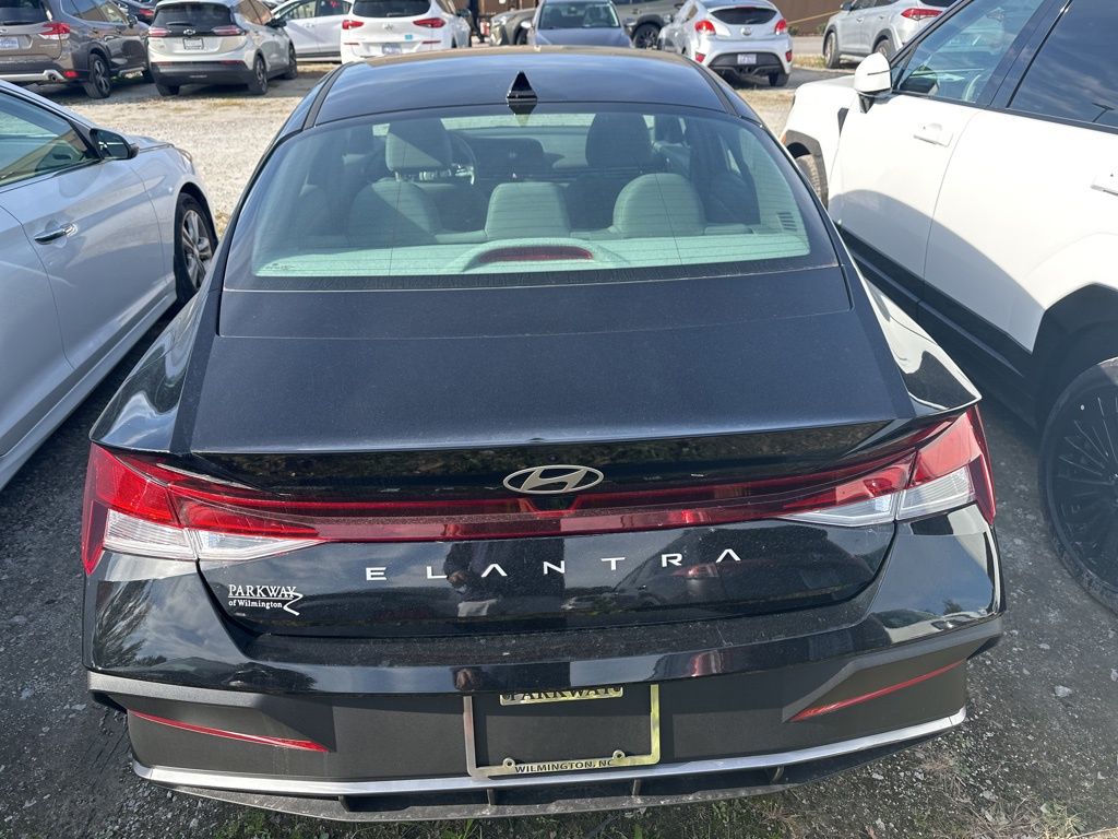 2024 Hyundai Elantra SEL photo 3