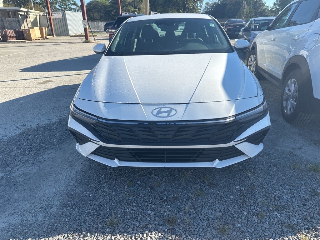 2024 Hyundai Elantra SEL photo 2