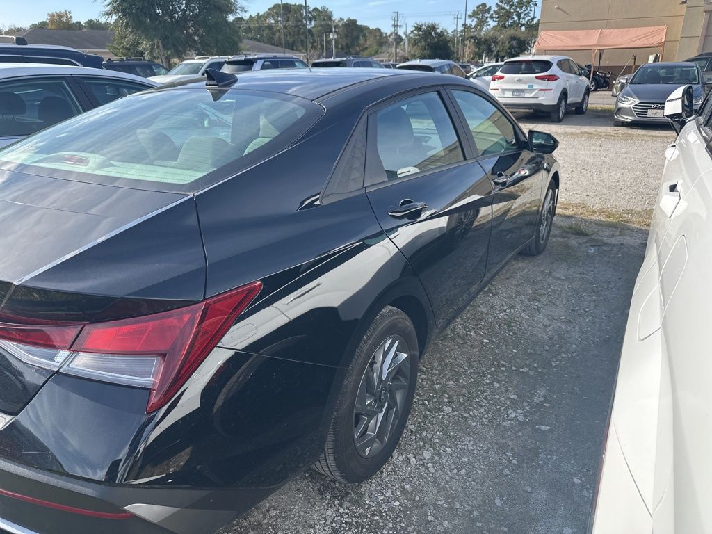 2024 Hyundai Elantra SEL photo 4