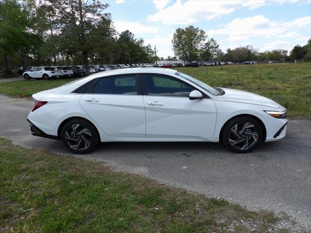 2025 Hyundai Elantra SEL Convenience photo 4