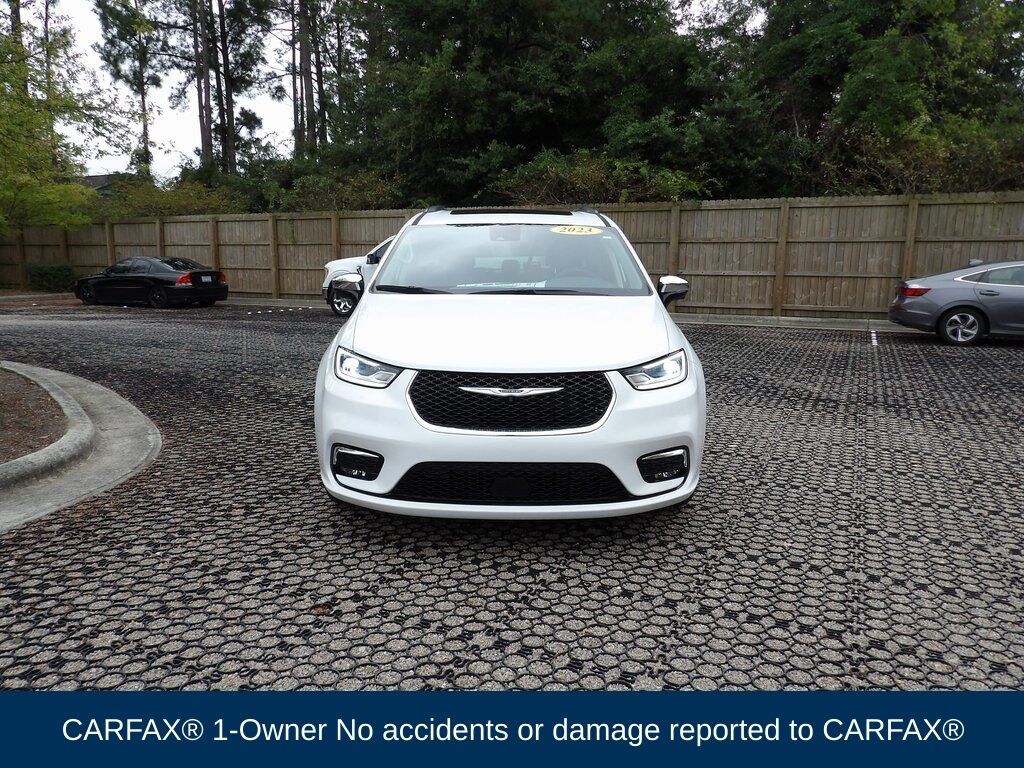 Used 2023 Chrysler Pacifica Limited Minivan/Van