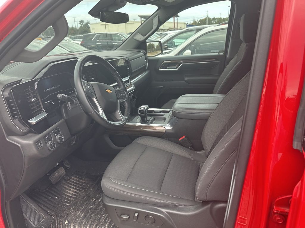 2023 Chevrolet Silverado 1500 LT photo 2