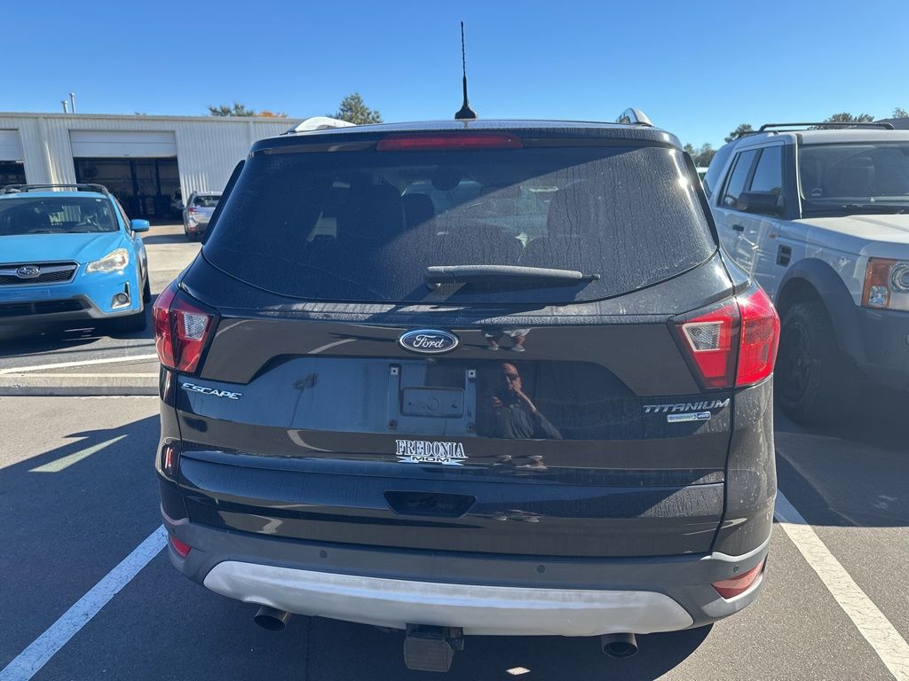 2019 Ford Escape Titanium photo 2