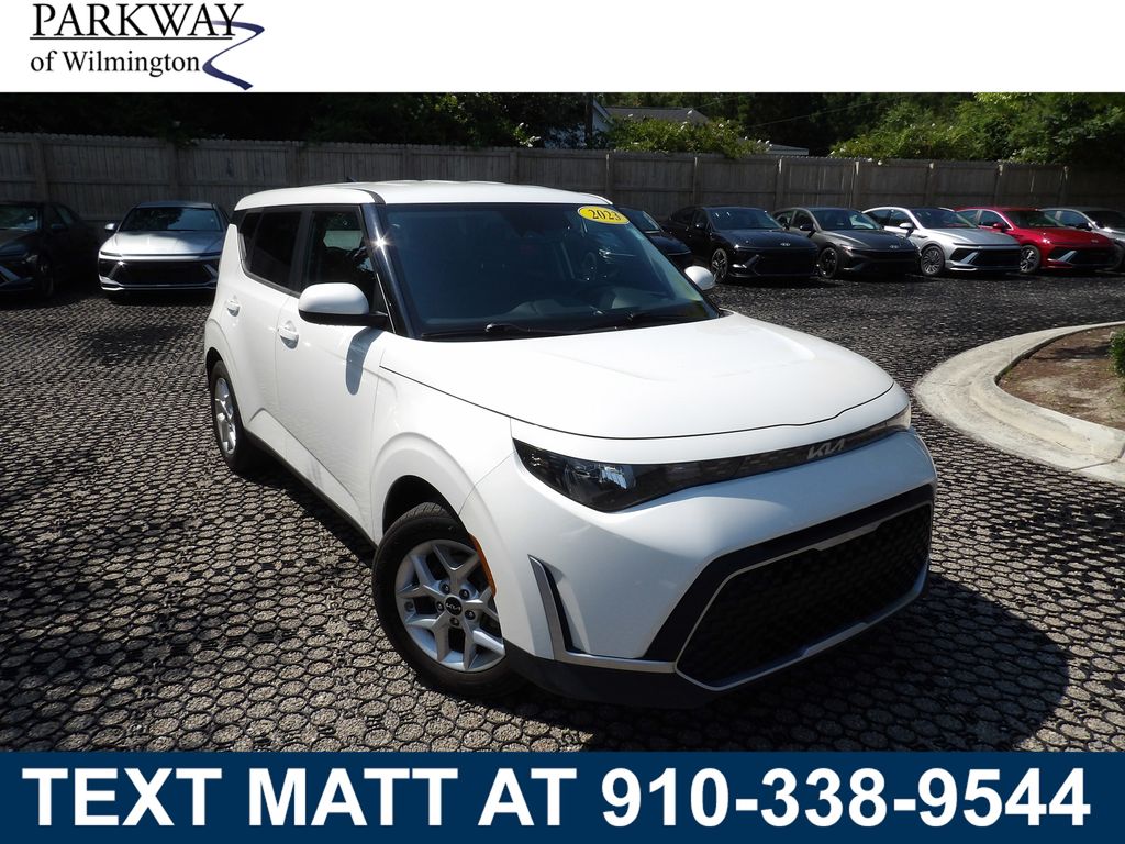Snow White Pearl 2023 Kia Soul SUV / Crossover Front-Wheel Drive Continuously Variable Transmission
