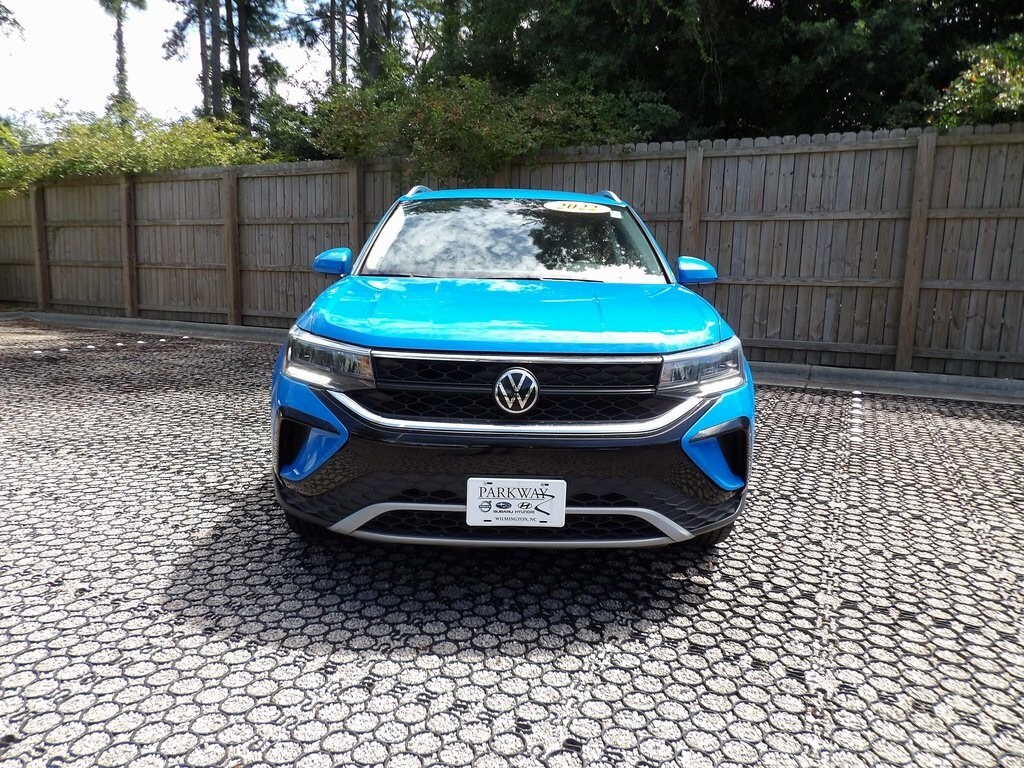 2022 Volkswagen Taos SE photo 2