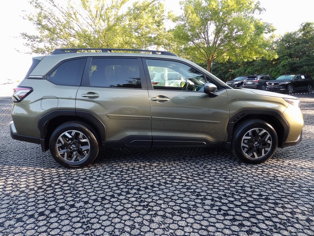 2025 Subaru Forester Premium Base photo 3