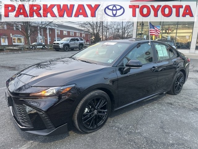 2025 Toyota Camry SE's photo