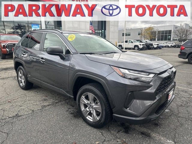 2023 Toyota RAV4 LE's photo