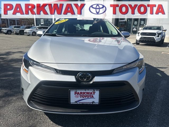 2024 Toyota Corolla LE's photo