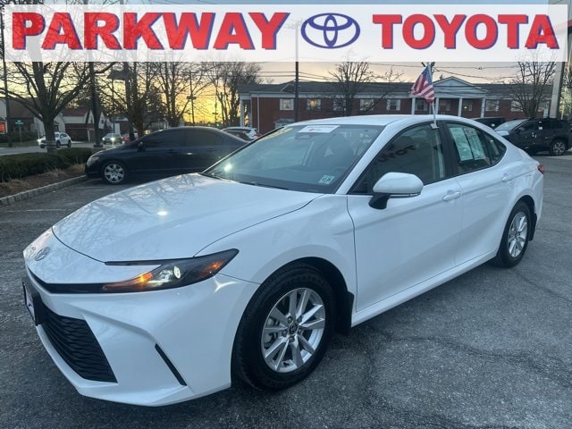 2025 Toyota Camry LE's photo